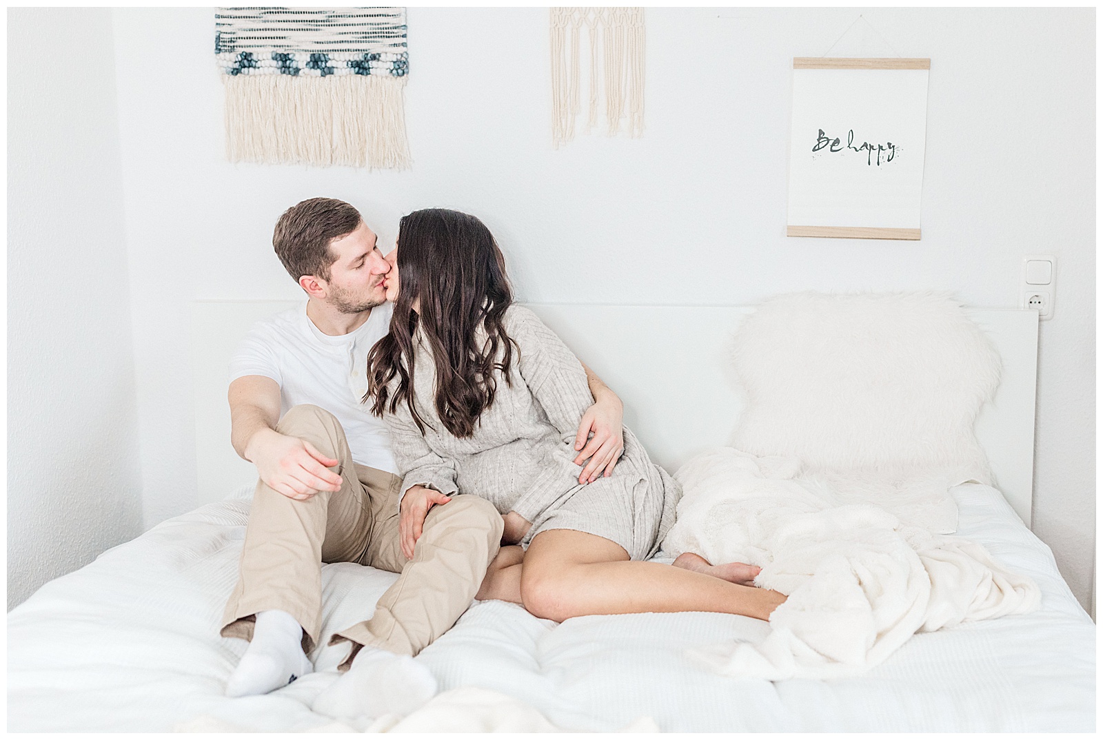 indoor lifestyle maternity pictures by danish photographer jeanette merstrand